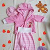 Dieses super süsse Set besteht aus einer Beanie einer Hose und einer super süssen Jacke mit Hasenohren. Auf der Jacke ist ein kleiner Schmetterling apliziert. Gröse 62-68 Preis.30€ Natürlich auf Wunsch auch in anderen Farben möglich.