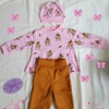 Super süsses Rehset sucht neue Besitzerin. Das Set besteht aus Beanie Pullover und Hose. Der Pullover Schnitt ist in A Form. Gröse 80-86 Preis 25€ Natürlich auf Wunsch auch in anderen Farben möglich.