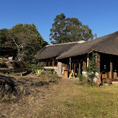 Eco Lodge - Hauptgebäude mit Küche und Auftenthaltsraum