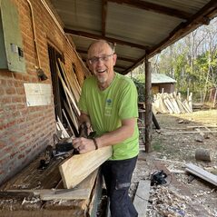 Schreinerarbeiten in der Werkstatt 