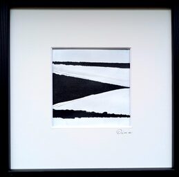 Schwarze und weisse Balken aus Acrylfarbe auf Papier, minimalistisches Kunstwerk, mit weissem Passepartout und schwarzem Holzrahmen