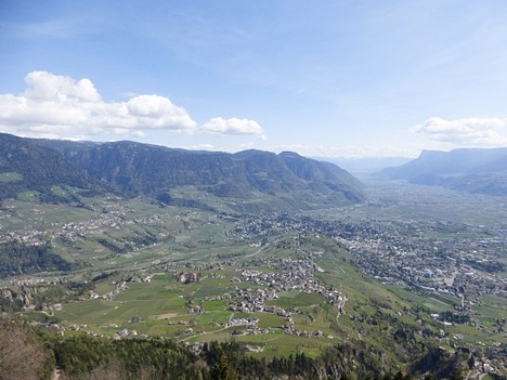 Bild von Dorf Tirol oberhalb Meran in Südtirol 