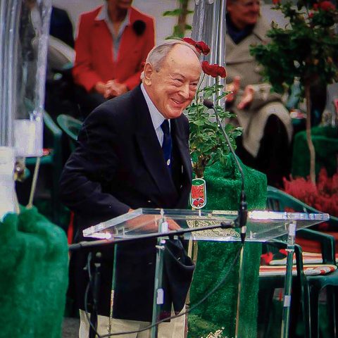 Ehrenpräsident Wolfgang A. Hofer hielt die Laudatio auf Steffi bei der Namensgebung des „Rot-Weiß“ Stadions.