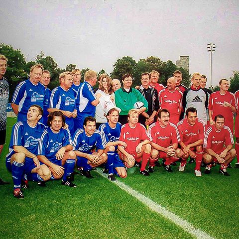 Für Steffi und für die gute Sache hatten sich viele prominente Fußballer und Persönlichkeiten für das Benefizspiel angemeldet. Wir erkennen u. a. 
(obere Reihe von links) Axel Kruse, Uli Stein, Christian Sackewitz, Ralf Rangnick, Jürgen Röber, Kapitän vom „Team Generali“ Axel Lange, Steffi, Schiedsrichter Bernd Heinemann, (….), Schlagersänger Bernhard Brink, Kapitän vom „Team Holiday Inn“ Alfred Weiss, Jürgen Schulz, (vier, der Redaktion nicht bekannte Mitspieler)
(untere Reihe von links) Stefan Kuntz, Carsten Kühn, Carl-Uwe Steeb, Heiko Glöde, Mirko Votava, (.…), Oliver Neuville.
