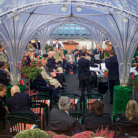 Zur Einleitung und zum Ausklang der Zeremonie spielten Mitglieder der Berliner Philharmoniker. Wegen des unsicheren Wetters war für Musiker und Ehrengäste ein Zelt auf dem Tennisplatz errichtet worden.