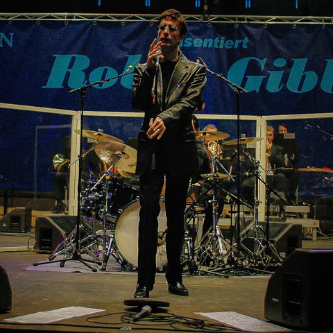 Zum Einmarsch der beiden Spielerinnen spielte „Bee Gees Frontman“ Robin Gibb zusammen mit den Berliner Symphonikern. Gibb hatte den Welthit der Bee Gees „Juliette“ in „Stefanie“ umgetitelt und zu einer Liebeserklärung an Steffi umgetextet.