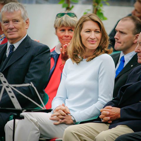Bundes-Innenminister Otto Schily (links) und der Ehrenpräsident des Clubs, Wolfgang A. Hofer, umrahmten eine sichtlich gut gelaunte Steffi Graf.