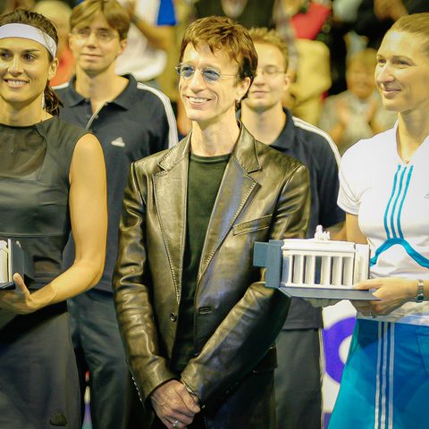 Die KPM hatte eine Nachbildung des Brandenburger Tors für Steffi und Gabriela gestiftet. Robin Gibb outete sich als großer Fan von Steffi Graf.
