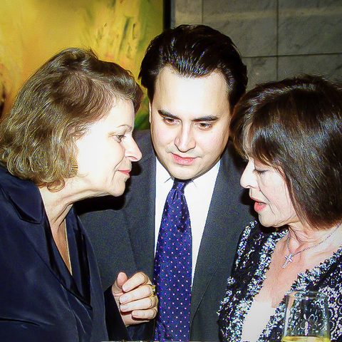 Intensiver Gedankenaustausch: Beate Wedekind (links), Journalistin und TV-Produzentin, im Gespräch mit Filmkaufmann Oliver Juhnke und Susanne Juhnke, Mutter von Oliver und Ehefrau des beliebten Schauspielers und Entertainers Harald.