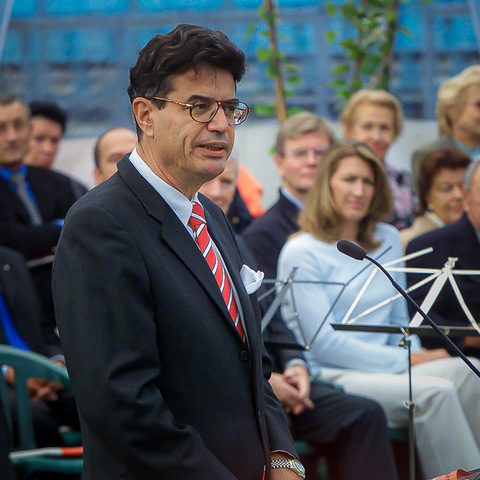 Der Präsident des LTTC „Rot-Weiß“, Dr. Hans-Jürgen Jobski, begrüßte zu Beginn der feierlichen Namensgebung im Stadion die Gäste.
