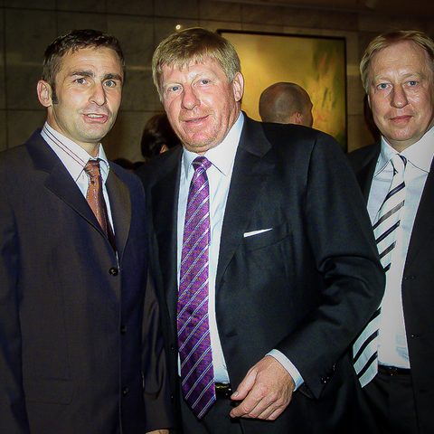 Schon am Galaabend wurde die Taktik für das Benefizspiel am nächsten Tag zwischen den drei Fußballstars besprochen: Der Legendäre Torwart von TeBe, Axel Lange (Mitte), hatte als Kapitän des Teams „Generali“ prominente Mannschaftskameraden gewonnen; Ex-Nationalspieler Stefan Kuntz (links) und Ex-Bundesligaprofi Christian Sackewitz.