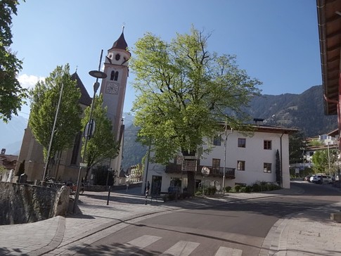 Bild Kirchplatz von Dorf Tirol