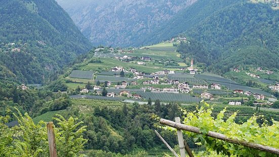 Kuens Nachbargemeinde von Dorf Tirol