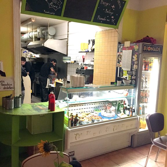 Yoyo Foodworld Berlin Veganes Fast Foot am Boxhagener Platz