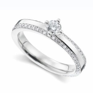 Trauring mit Diamanten besetzt