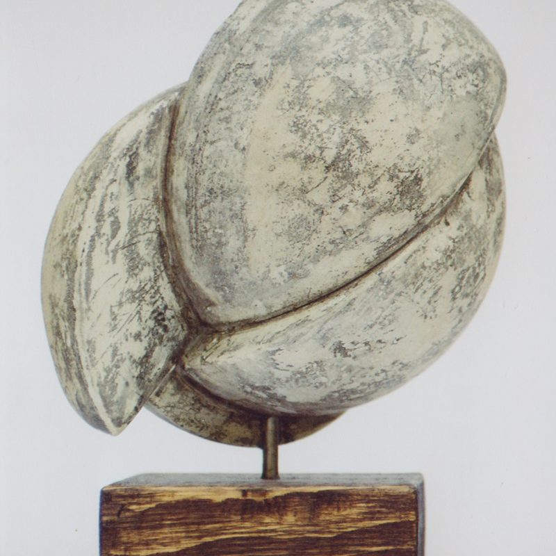 Welt aus den Fugen 2002, H 28,5 cm, Gips, Stahl, Farbe