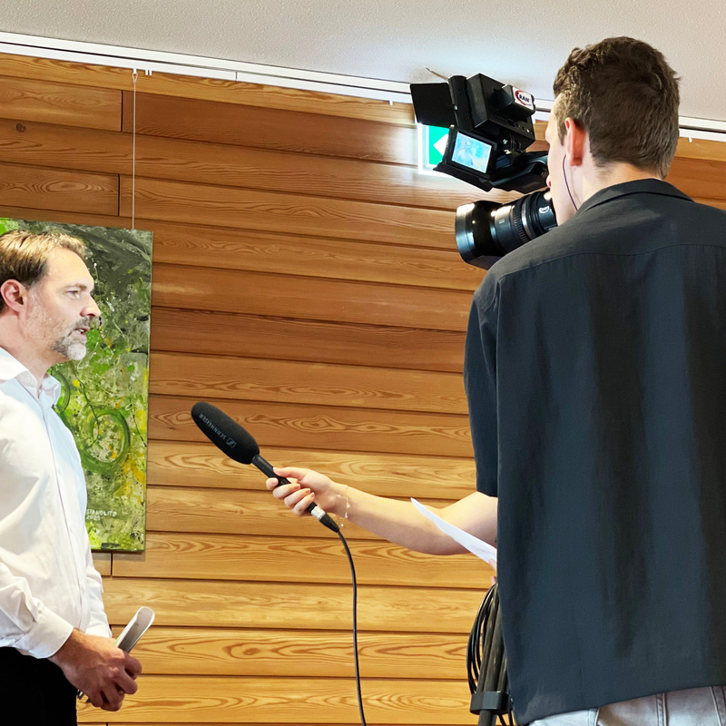 Fernsehinterview mit Spandlitz zur Ausstellungseröffnung im Umweltbundesamt Dessau am 08.08.24