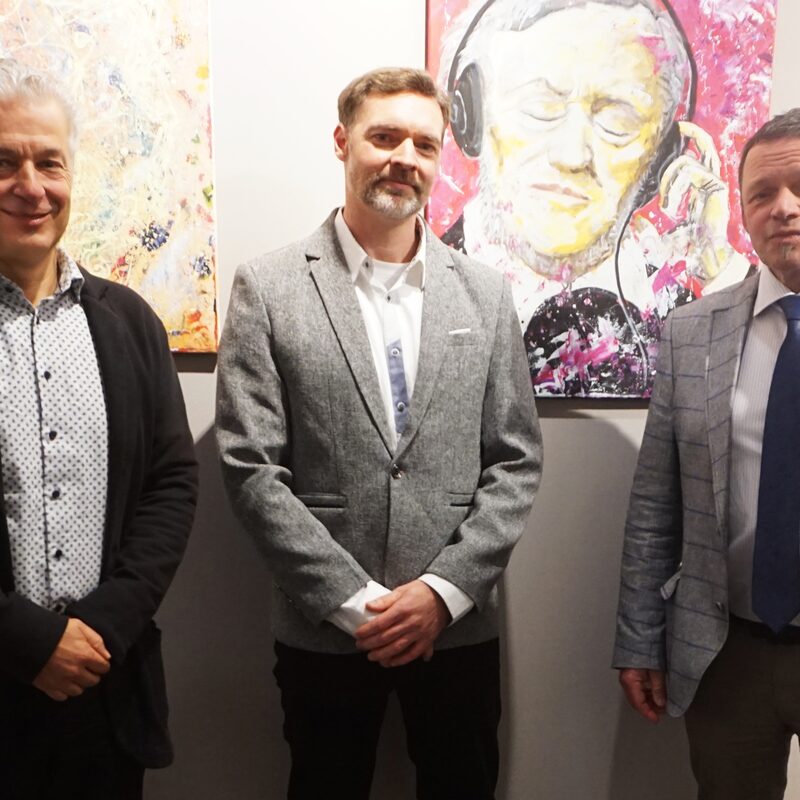 v.l. Laudator Dr. Peter Ufer, Künstler Spandlitz,
Pirna-Kulturchef Christian Schmidt-Doll am Vernissageabend Wagnerstätten Graupa 2022