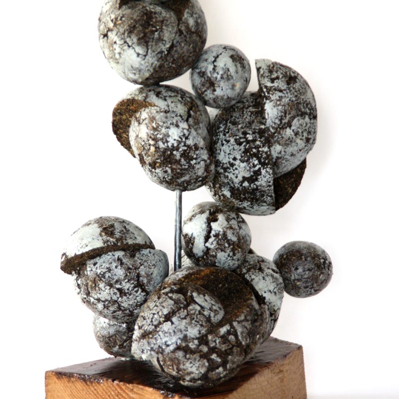 Komposition aus 12 Kugeln 2011, H 30 cm, Kaffeesatz, Stahl, Holz, Farbe