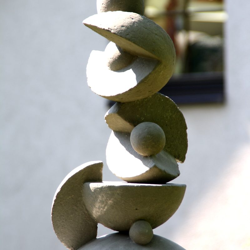 Kubisches Konstrukt 2005, h 55 cm, Betonguss, Kleber, Stahl