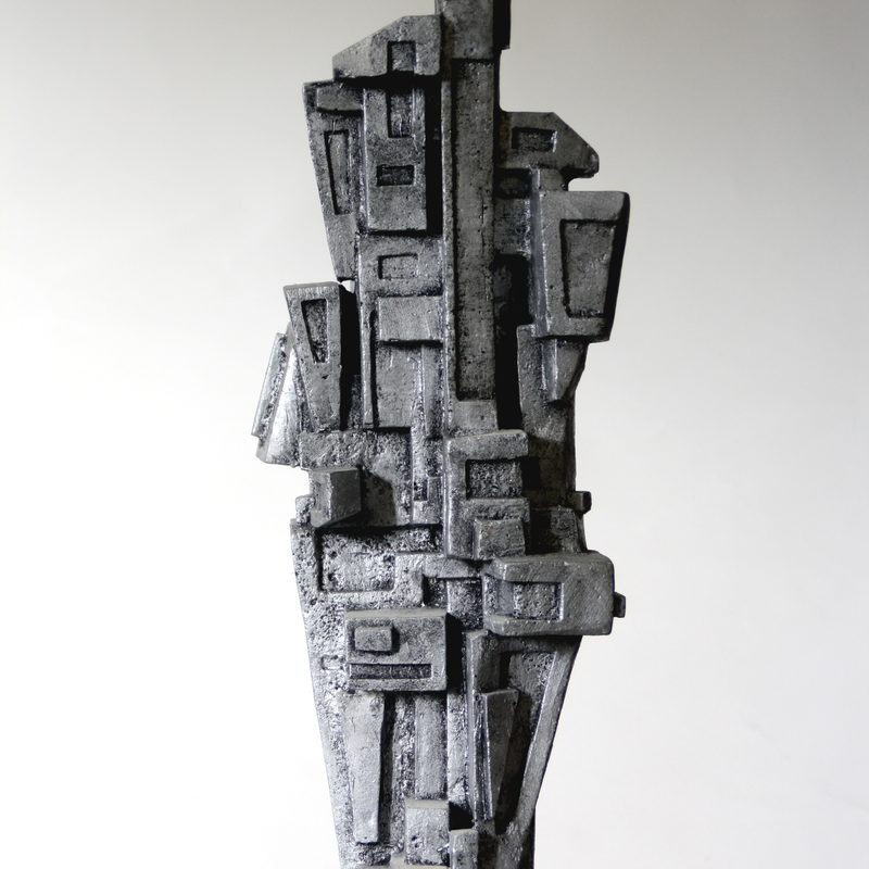 Robot 2011, H 55 cm, behauener Betonguss, Farbe