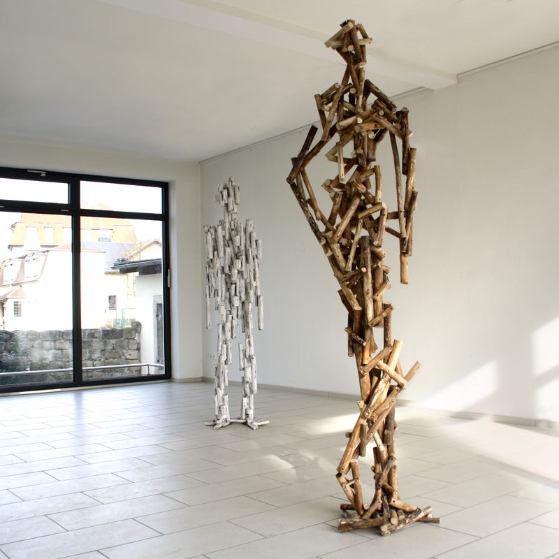 Waldmensch (vorne) und Erscheinung H 215 cm, Ahornholz, Schrauben, Farbe