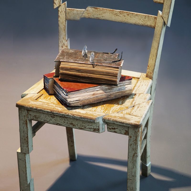 Poetologische Impression 2016, 44x44x81 cm, Holzstuhl, historisches Buch, Stahl, Kleber, historische Brille