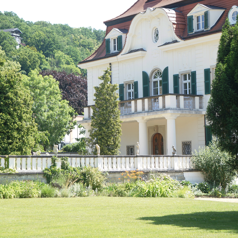 Skulpturenausstellung "Drei Dimensionen" der LIOHT Stiftung im Park der Villa Wollner in Dresden 27.-29.06.2025.