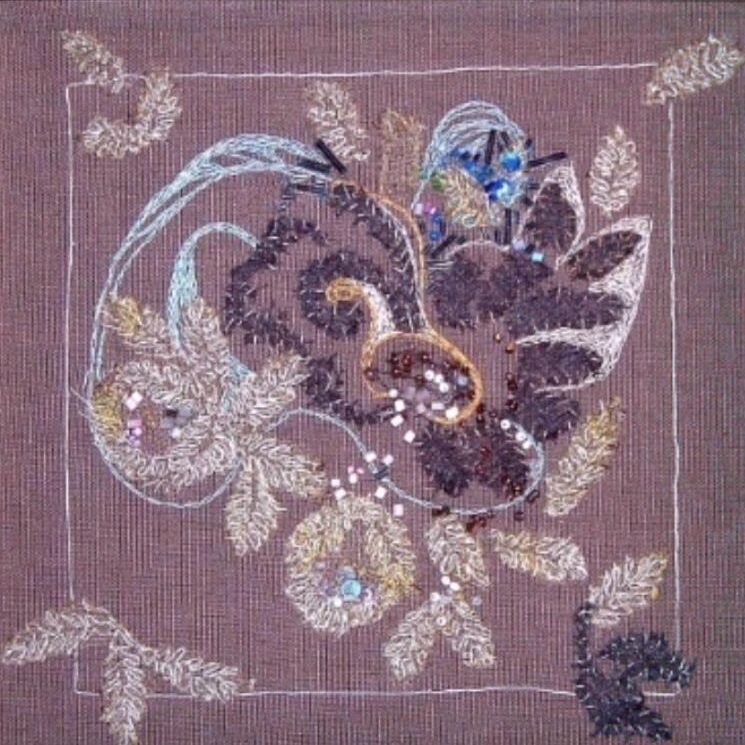 FARBIGE STICKEREI MIT PERLEN UND ALTER SPITZE 3, 1972,  gestickt, 16x16cm