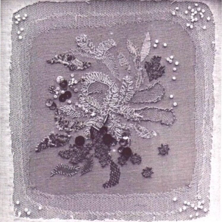 APPLIKATIONEN MIT PERLEN UND PAILLETTEN 2, 1977, 13,5x13,5cm