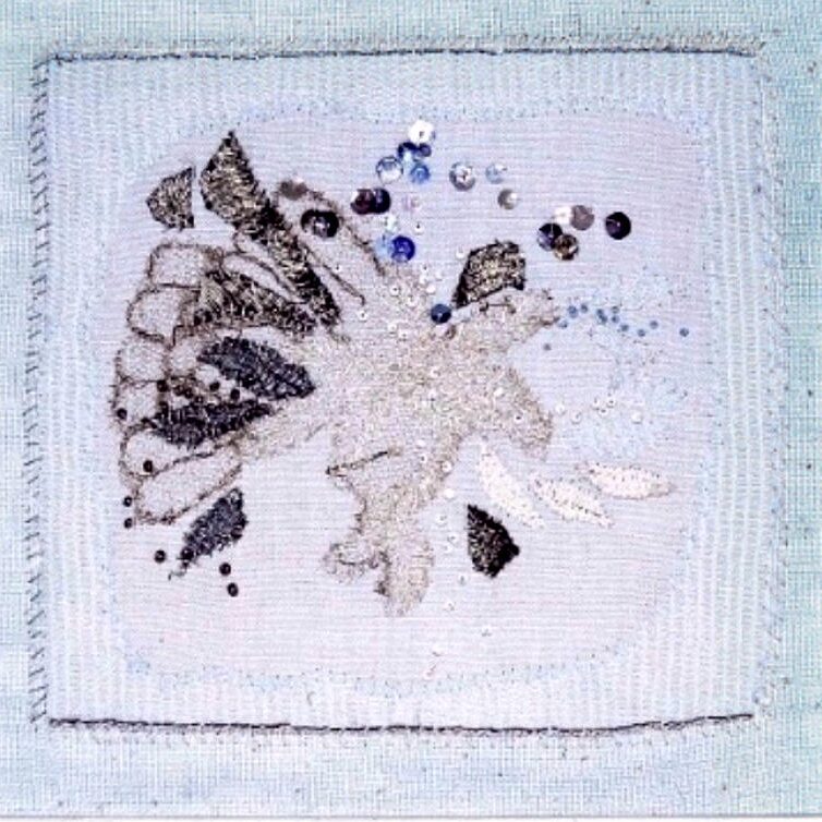 FARBIGE STICKEREI MIT PERLEN UND ALTER SPITZE 2, 1972, gestickt, 16x16cm