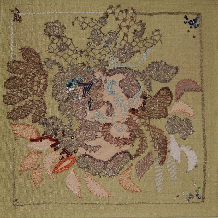 APPLIKATIONEN MIT PERLEN, PAILLETTEN UND ALTER SPITZE, 1978, 16x16cm