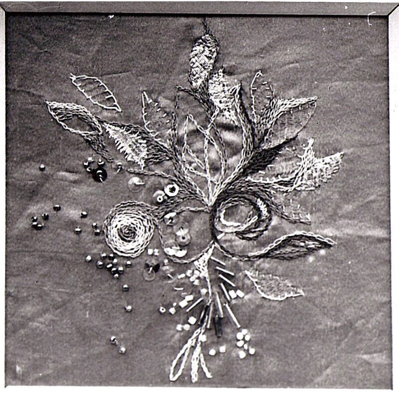 APPLIKATIONEN MIT PERLEN UND PAILLETTEN 1,1977, 13,5x13,5cm