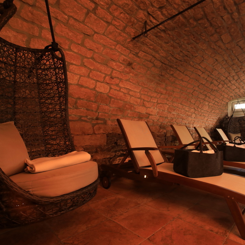 Ruhebereich mit Liegen und Hängesessel