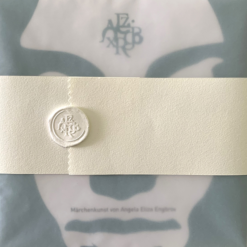 Das Märchenbuch in Transparentpapier mit Banderole und Siegel