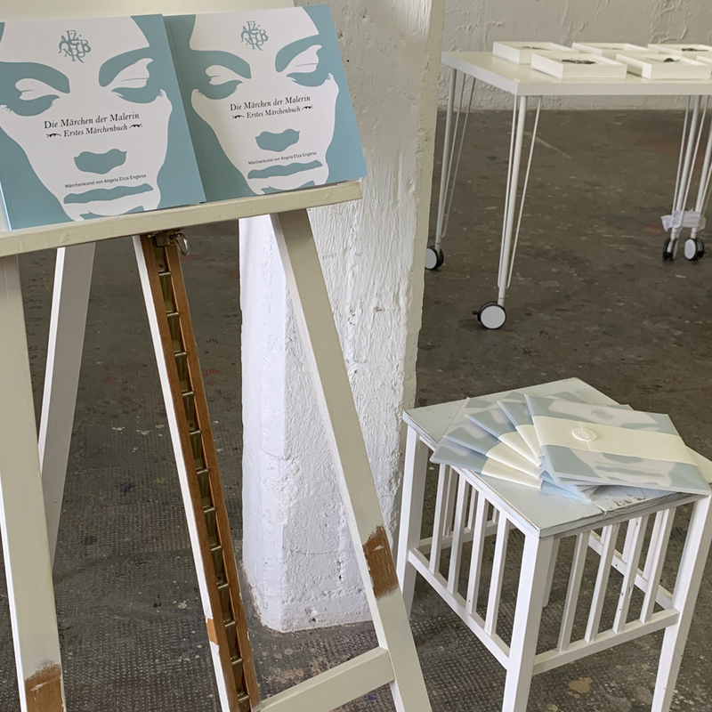 Märchenbücher auf Staffelei