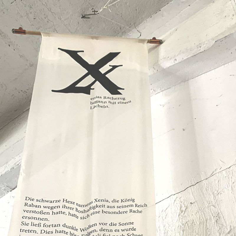 Detailansicht Seidenfahne im Raum