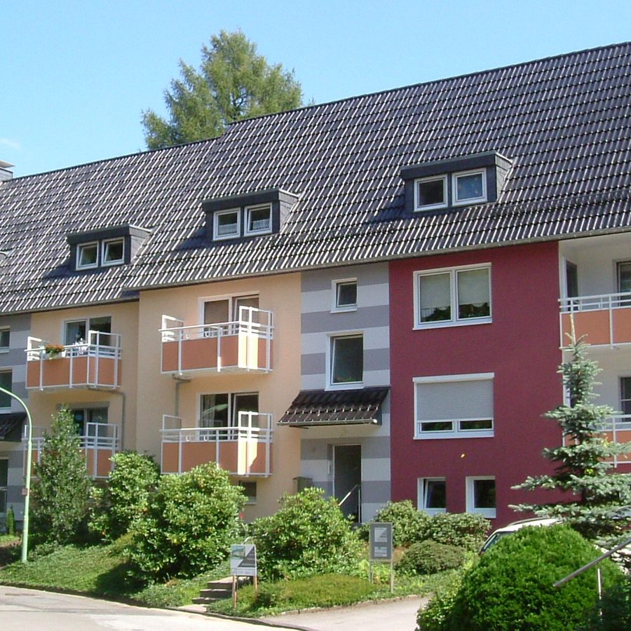 Modernisiertes Mehrfamilienhaus mit Balkon