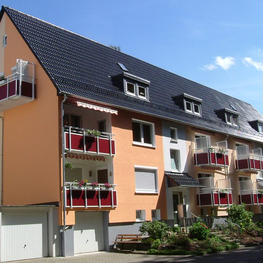 Modernisiertes Mehrfamilienhaus mit Balkon
