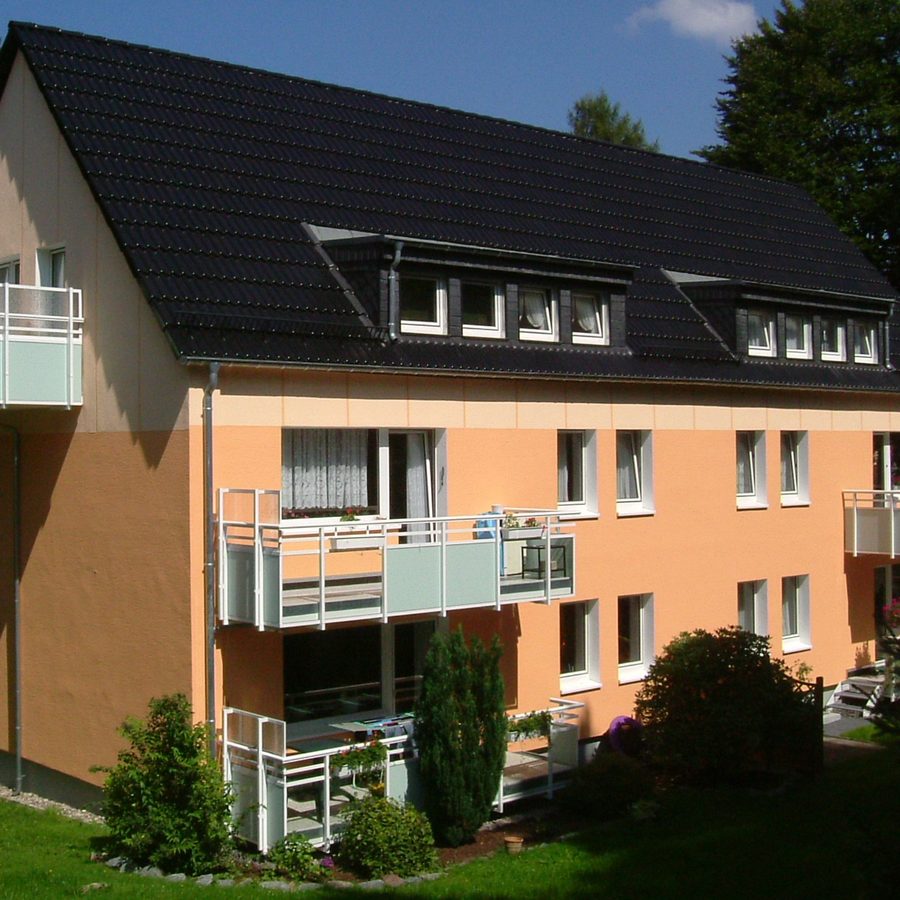 Modernisiertes Mehrfamilienhaus mit Balkon