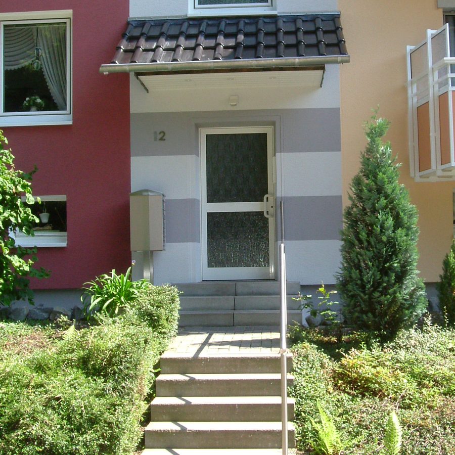 Modernisiertes Mehrfamilienhaus mit Balkon