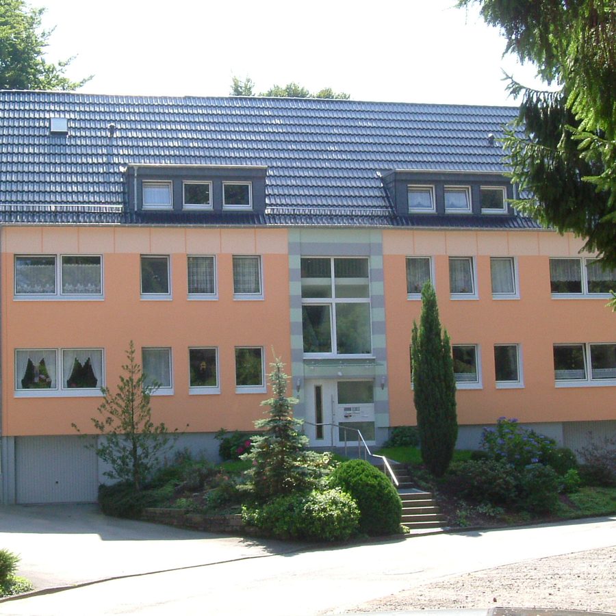 Modernisiertes Mehrfamilienhaus mit Balkon