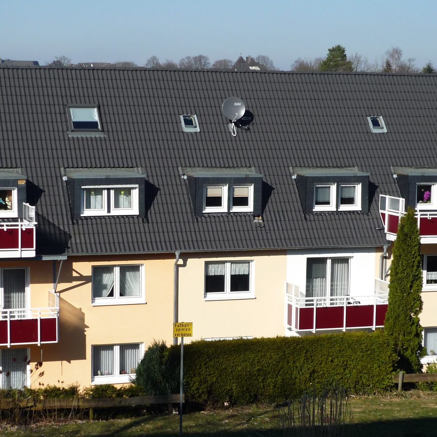 Modernisiertes Mehrfamilienhaus mit Balkon