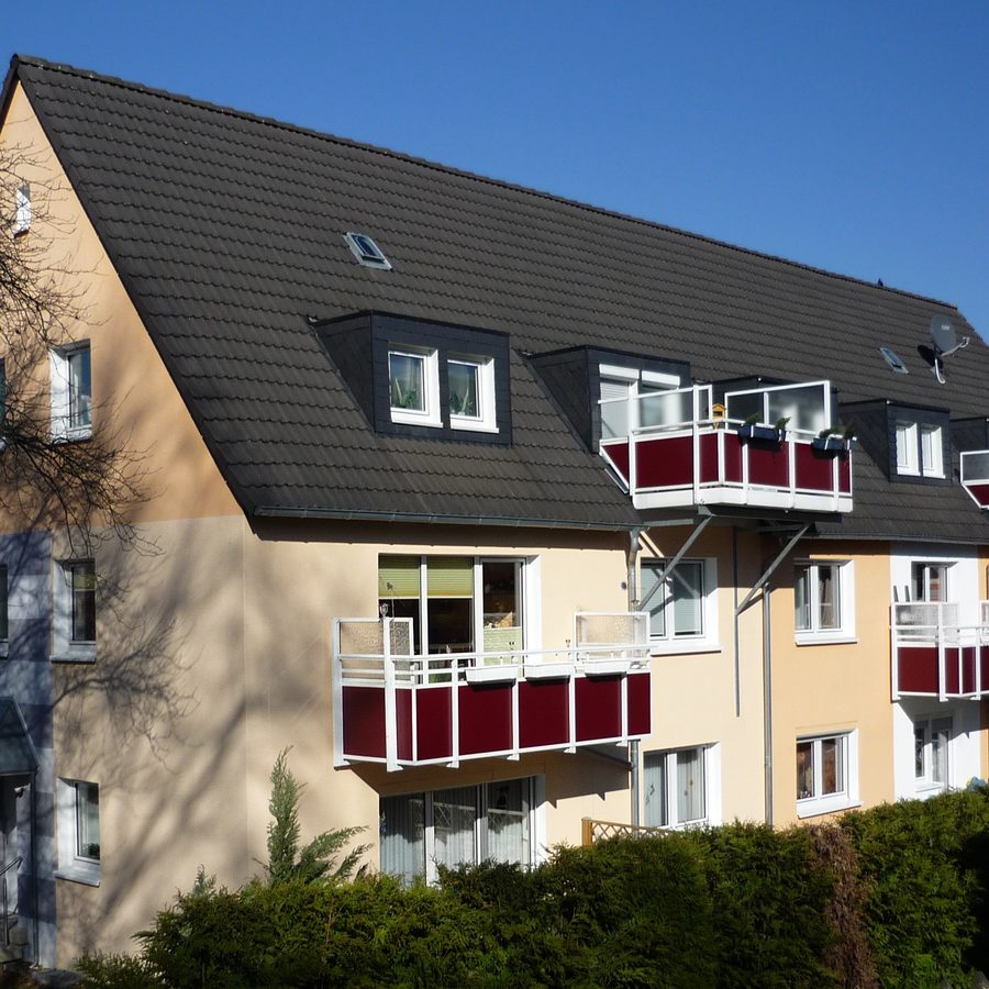 Modernisiertes Mehrfamilienhaus mit Balkon