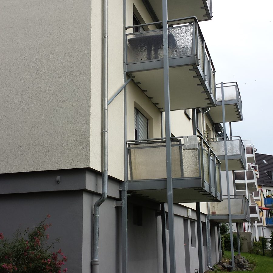 Balkone an einem Mehrfamilienhaus
