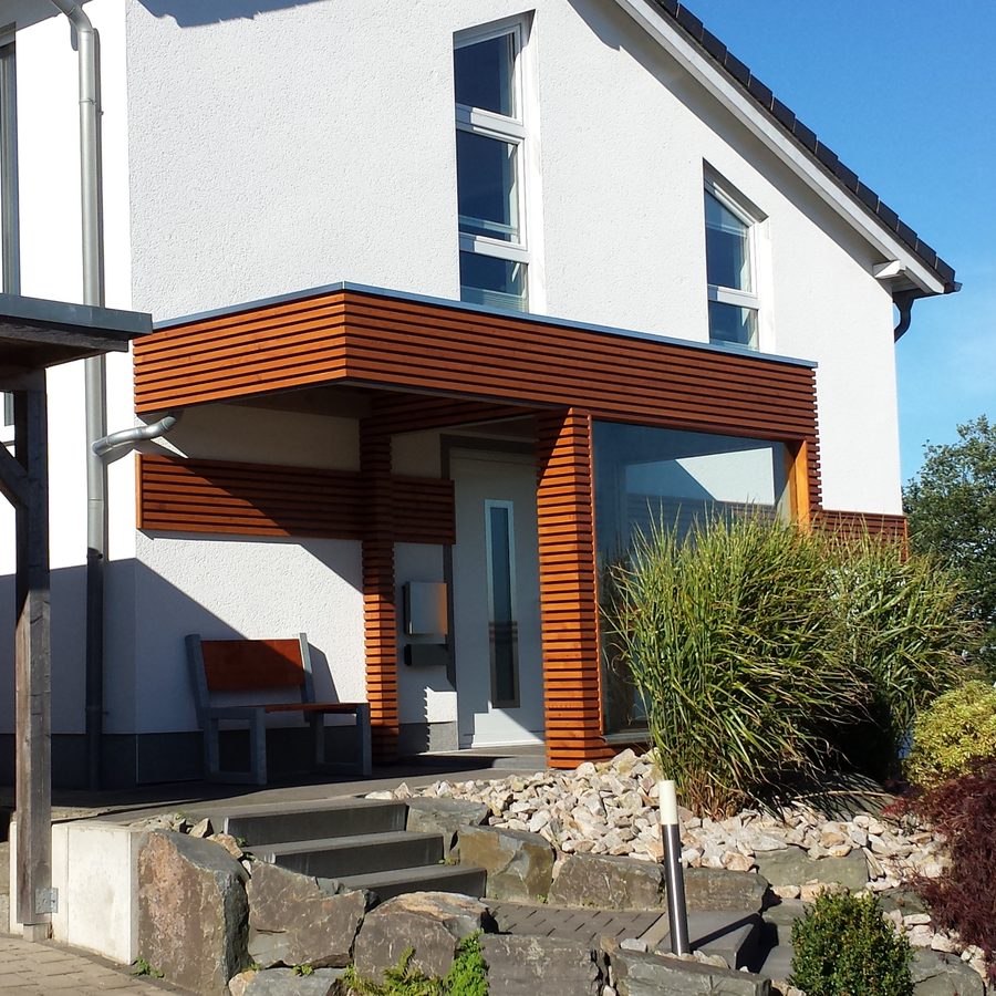 Vordach aus Holz im Eingangsbereich 