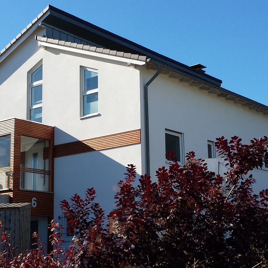 Vordach aus Holz im Eingangsbereich eines Einfamilienhauses