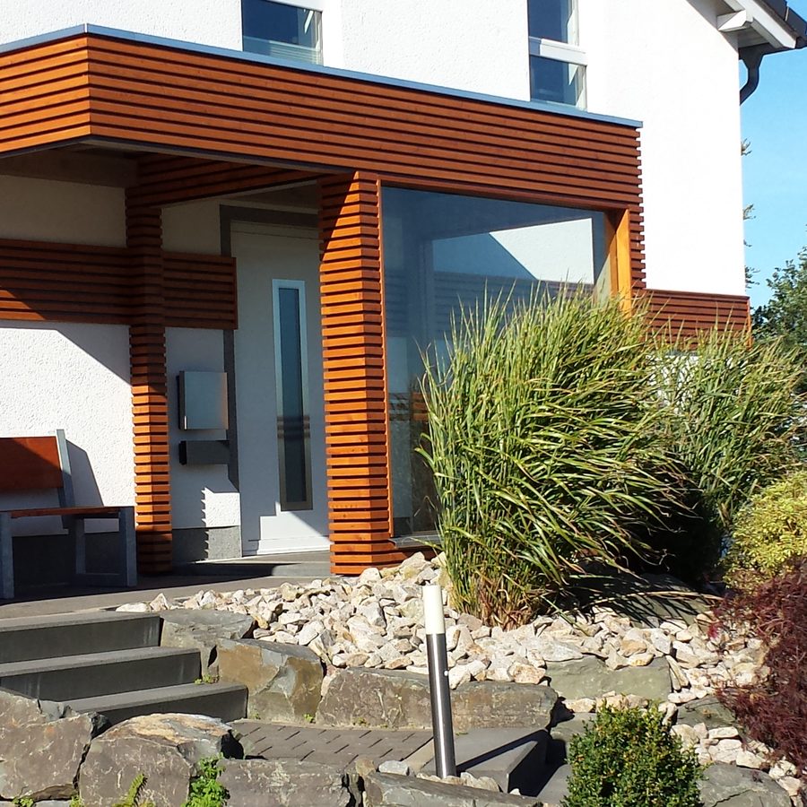 Vordach aus Holz im Eingangsbereich eines Einfamilienhauses