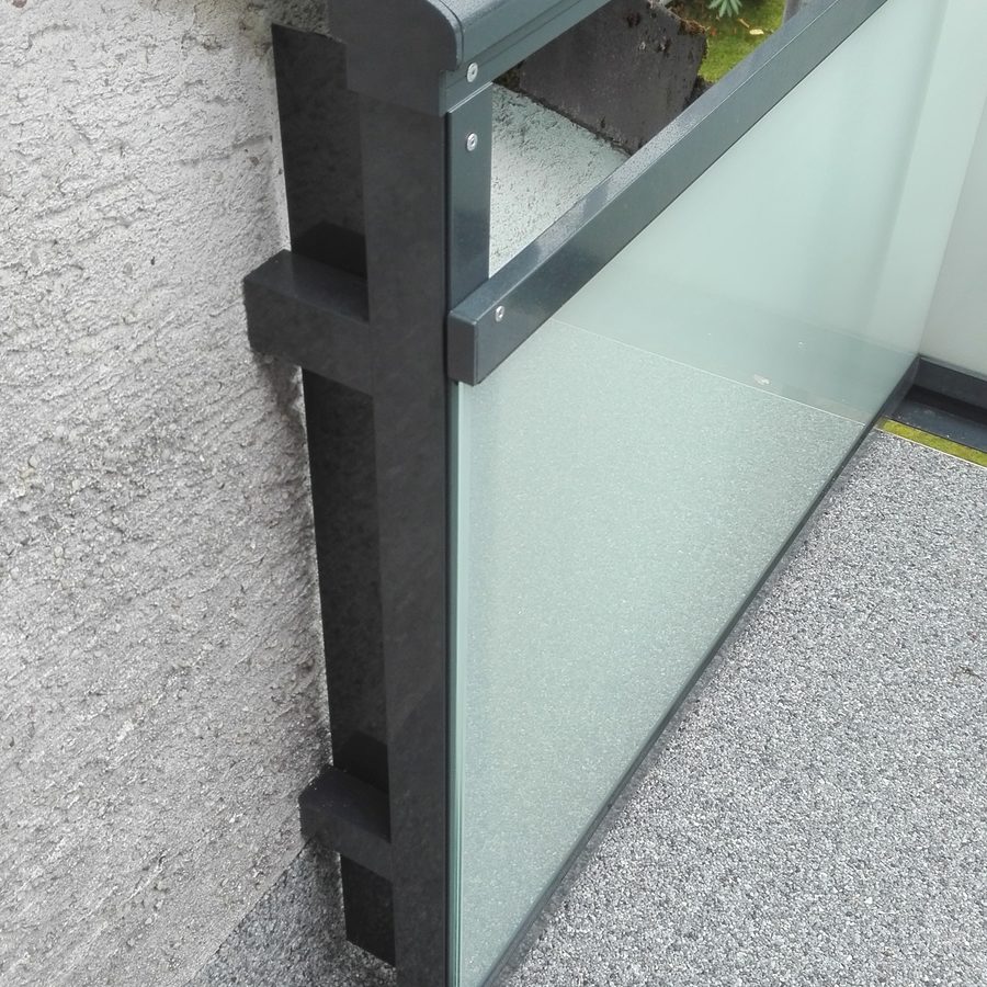 Balkongeländer eines modernisiserten Mehrfamilienhauses 