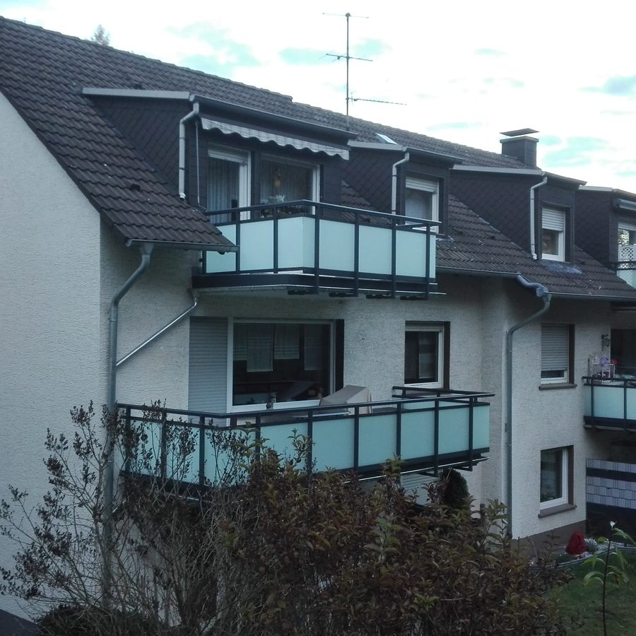 Modernisierung eines Mehrfamilienhauses mit Balkonen